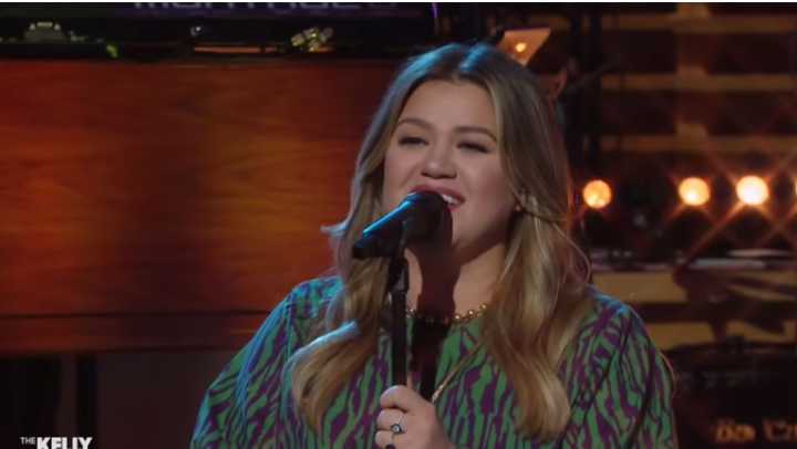 Kelly Clarkson's performance in a Bedazzled Bralette has fans going ...